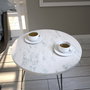Hanah Home Marmo Mesa Auxiliar con Patas de Metal, Blanca y Negra, 40x44x40 cm
